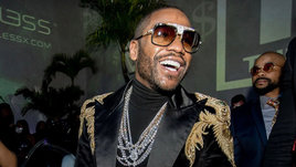 Мейвезер любит колотить женщин. То припечатает дверью машины, то изобьет сразу двух в ночном клубе