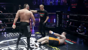 Макс Топор победил Александра «Колобка» Орлова.