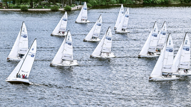 Яхта J/70 устроена так, что перевернуться просто не может — это важный нюанс для тех, кто боится оказаться в воде. Яхта J/70 устроена так, что перевернуться просто не может — это важный нюанс для тех, кто боится оказаться в воде.