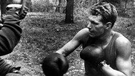 Как-то в Англии на банкет не пустили жену боксера, потому что она черная. Советский чемпион возмутился и провел ее сам