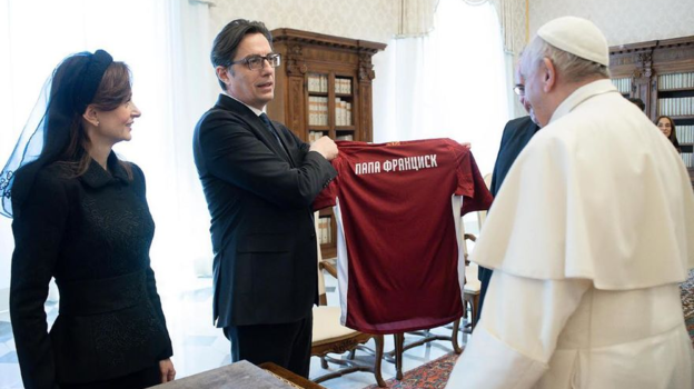 Папа Римский Франциск получил футболку сборной Македонии. Фото Twitter Папа Римский Франциск получил футболку сборной Македонии. Фото Twitter