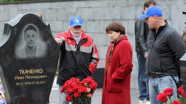 Родители Ивана Ткаченко на могиле сына. Фото Владимир Беззубов, photo.khl.ru Родители Ивана Ткаченко на могиле сына. Фото Владимир Беззубов, photo.khl.ru