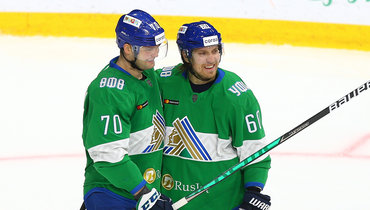 Нападающие «Салавата» Теему Хартикайнен (№70) и Маркус Гранлунд (№60).