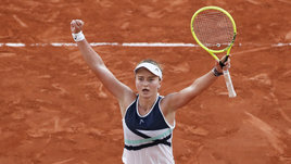 Обожает вышивание и превосходно играет в парном разряде. Кого надо обыграть Павлюченковой в финале «Ролан Гаррос»