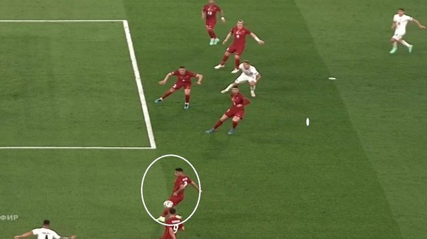 Контакт мяча с правой рукой Зеки Челика. Контакт мяча с правой рукой Зеки Челика.