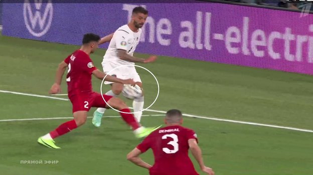 Контакт мяча с правой рукой Зеки Челика. Контакт мяча с правой рукой Зеки Челика.