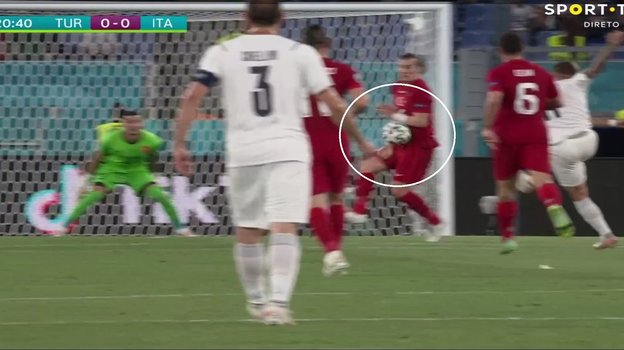 Контакт мяча с рукой Чаглара Сеюнджю. Контакт мяча с рукой Чаглара Сеюнджю.