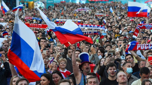 Болельщики сборной России в Санкт-Петербурге. Фото AFP Болельщики сборной России в Санкт-Петербурге. Фото AFP