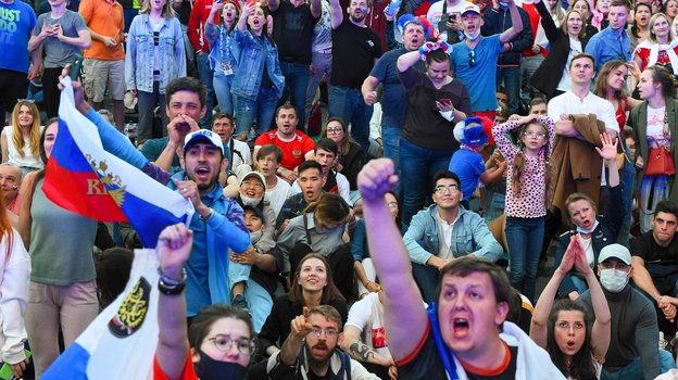 Болельщики сборной России в Санкт-Петербурге. Фото AFP Болельщики сборной России в Санкт-Петербурге. Фото AFP