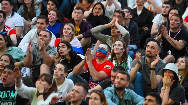 Болельщики сборной России в Санкт-Петербурге. Фото AFP Болельщики сборной России в Санкт-Петербурге. Фото AFP