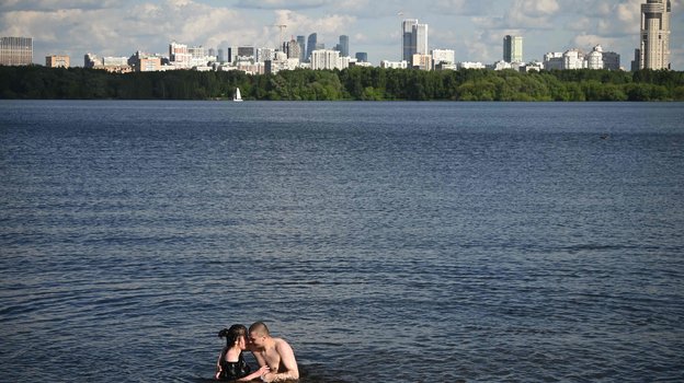 В июне-июле во многих регионах России стартует купальный сезон. Фото AFP В июне-июле во многих регионах России стартует купальный сезон. Фото AFP