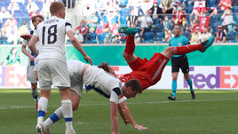 Сборная потеряла Фернандеса, которого унесли с поля на носилках. Это уже третья травма России на Евро