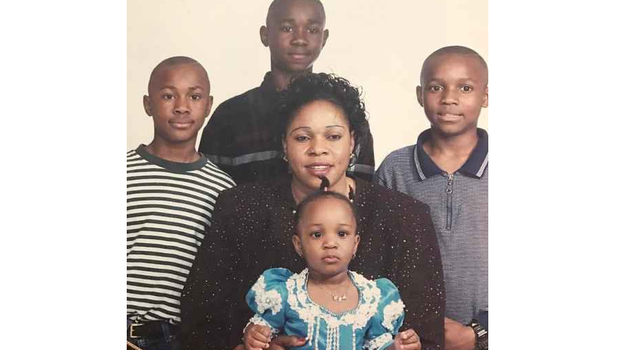 Камару Усман (крайний справа) с мамой Афишету, братьями и сестрой. Камару Усман (крайний справа) с мамой Афишету, братьями и сестрой.