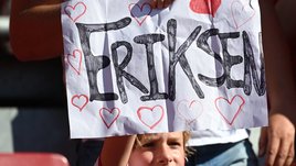 Матч Дании с Бельгией прервали на 11-й минуте в честь Эриксена. Главные кадры