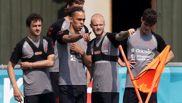 Нападающий сборной Дании Юссуф Поульсен (второй слева).