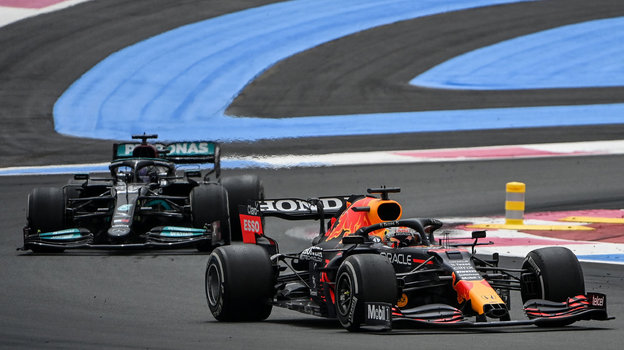 Макс Ферстаппен обгоняет Льюиса Хэмилтона. Фото AFP Макс Ферстаппен обгоняет Льюиса Хэмилтона. Фото AFP