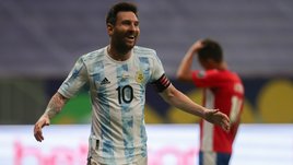 Месси осчастливил фаната автографом на спине и повторил великий рекорд. Суарес заставил Видаля забить в свои ворота