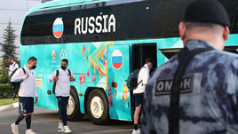 От кого прячетесь? Сборная вернулась в Россию и окружила себя ОМОНом