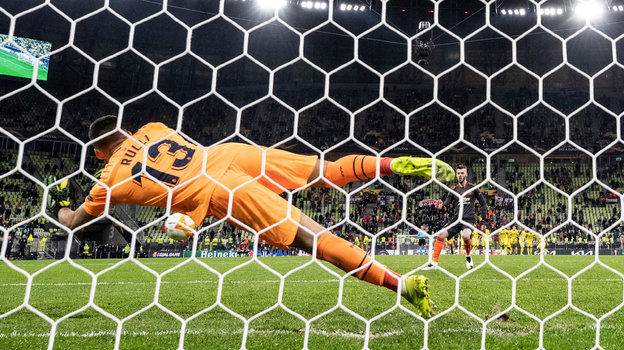 Давид Де Хеа не забивает одиннадцатый пенальти. Фото Maja Hitij, Getty Images Давид Де Хеа не забивает одиннадцатый пенальти. Фото Maja Hitij, Getty Images