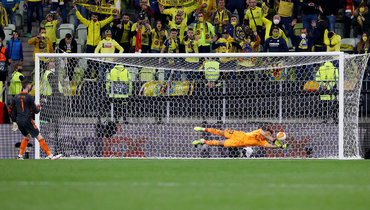 Давид Де Хеа не забивает одиннадцатый пенальти.