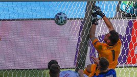 Самый глупый автогол Евро: вратарь Словакии по-волейбольному отправил мяч в свои ворота