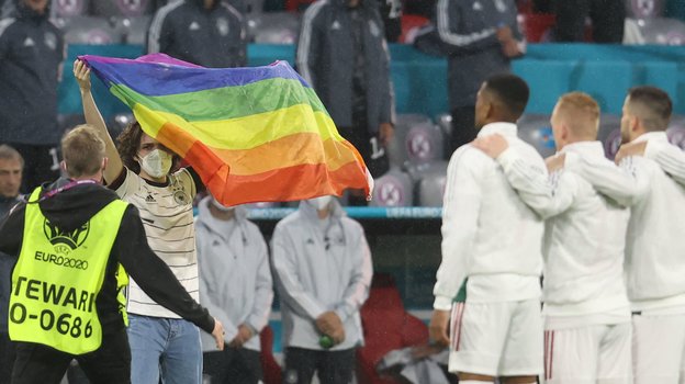 Болельщик выбежал на поле. Фото AFP Болельщик выбежал на поле. Фото AFP