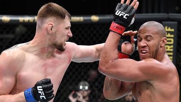 Александр Волков (слева) атакует Сирила Гана.