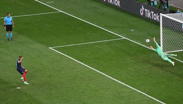 28 июня. Бухарест. Франция — Швейцария — 3:3 д.в., пенальти — 4:5. Янн Зоммер отражает удар Кильяна Мбаппе.