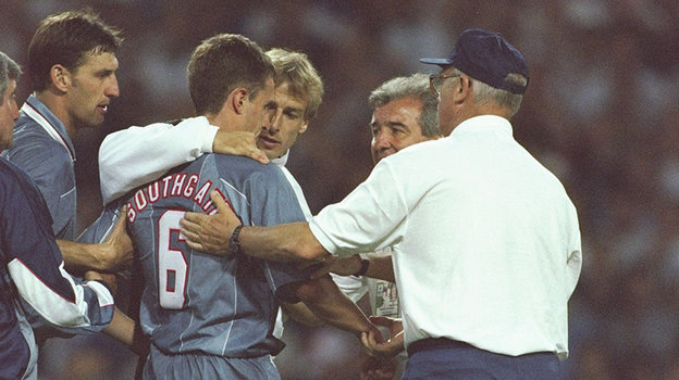 Гарета Саутгейта утешают после незабитого пенальти. Фото Getty Images Гарета Саутгейта утешают после незабитого пенальти. Фото Getty Images