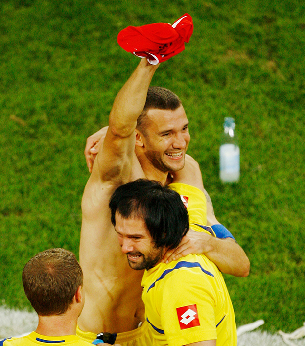 26 июня 2006 года. Кельн. Швейцария - Украина - 0:0 (0:3 пен.). Андрей Шевченко празднует победу. Фото Getty Images 26 июня 2006 года. Кельн. Швейцария - Украина - 0:0 (0:3 пен.). Андрей Шевченко празднует победу. Фото Getty Images