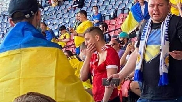 Избитый российский болельщик на трибуне. Избитый российский болельщик на трибуне.