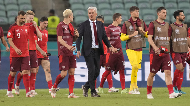 Владимир Петкович с футболистами сборной Швейцарии. Фото Reuters Владимир Петкович с футболистами сборной Швейцарии. Фото Reuters