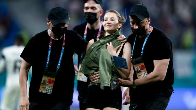 Во время матча Финляндия — Бельгия на поле выбежала болельщица. Фото Дарья Исаева, «СЭ» / Canon EOS-1D X Mark II Во время матча Финляндия — Бельгия на поле выбежала болельщица. Фото Дарья Исаева, «СЭ» / Canon EOS-1D X Mark II