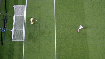 Италия — Испания. Джанлуиджи Доннарумма берет пенальти после удара Альваро Мораты.