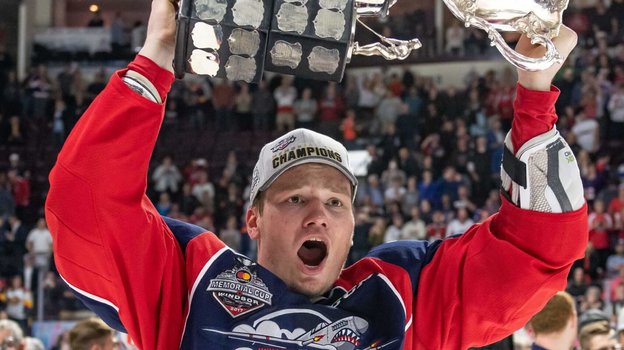 Михаил Сергачев с Мемориальным кубком. Фото The Athletic Михаил Сергачев с Мемориальным кубком. Фото The Athletic