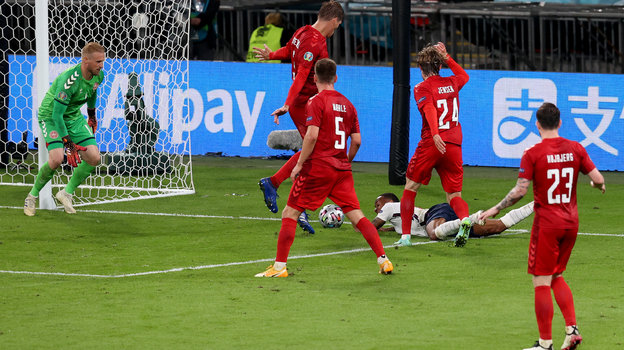 Падение Рахима Стерлинга. Фото Getty Images Падение Рахима Стерлинга. Фото Getty Images