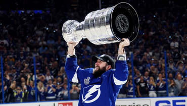 Никита Кучеров с Кубком Стэнли.