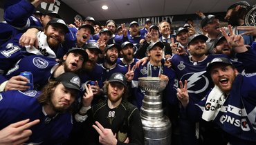 Хоккеисты «Тампа-Бэй» в раздевалке с Кубком Стэнли.