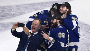 Главный тренер «Тампы» Джон Купер фотографируется с Андреем Василевским, Михаилом Сергачевым и Никитой Кучеровым после победы в Кубке Стэнли.