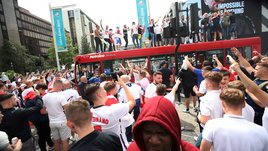 Англичане устроили в Лондоне ад: швыряют мусор и бутылки, прорываются на «Уэмбли» без билетов и дерутся с итальянцами