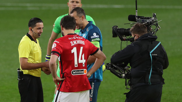 Оператор снимает арбитра Павла Кукуяна с Георгием Джикией и Артемом Дзюбой. Фото Александр Федоров, «СЭ» / Canon EOS-1D X Mark II Оператор снимает арбитра Павла Кукуяна с Георгием Джикией и Артемом Дзюбой. Фото Александр Федоров, «СЭ» / Canon EOS-1D X Mark II