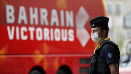 На «Тур де Франс» снова свирепствует полиция. Жандармы врывались в номера к гонщикам в поисках допинга