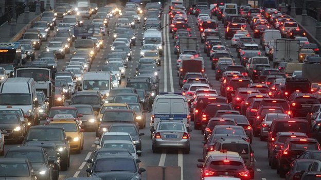 Поток машин. Фото Павел Бедняков, «Известия» Поток машин. Фото Павел Бедняков, «Известия»