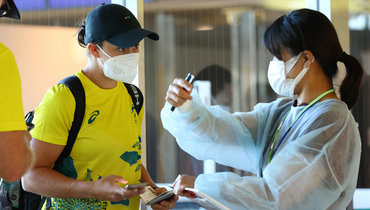 Первая ракетка мира теннисистка Эшли Барти (слева).