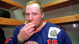 Он весил под 140, играл с Федоровым и Буре, выигрывал чемпионат России. Уникальный технарь, которому не мешали лишние килограммы