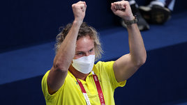 Тренер олимпийской чемпионки побил рекорд по мемам в Токио. Он — новая суперзвезда Олимпиады