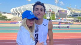 Подруга-модель спасла лучшего шестовика мира от отстранения с Олимпиады. Теперь он близок к золоту