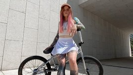 Работает в тату-салоне, учит трюки по интернету и включила в Токио русскую музыку. Она — самая необычная девушка в нашей сборной