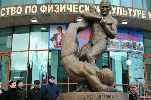 Памятник Али Алиеву в Махачкале перед зданием министерства по физической культуре. Памятник Али Алиеву в Махачкале перед зданием министерства по физической культуре.