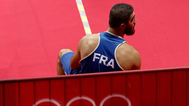 Боксер устроил сидячую забастовку после боя на Олимпиаде. Его взбесило судейское решение